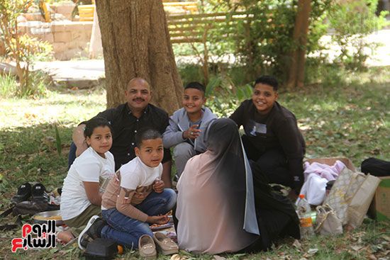 احتفال-الأسرة-بالعيد احتفال-الأسرة-بالعيد