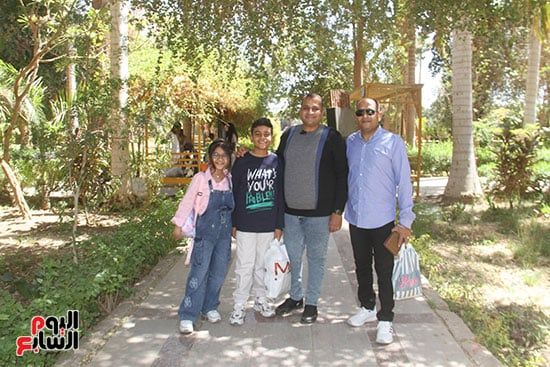مدير-الحديقة-النباتية-مع-الزوار مدير-الحديقة-النباتية-مع-الزوار