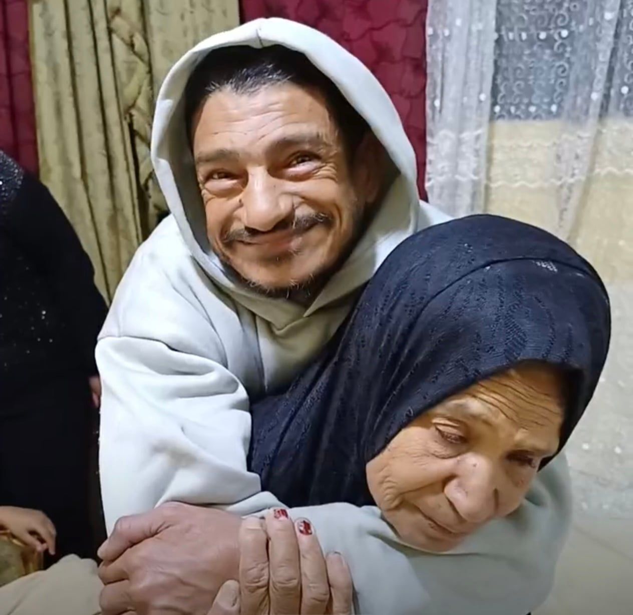 السيدة تحمل نجلها السيدة تحمل نجلها