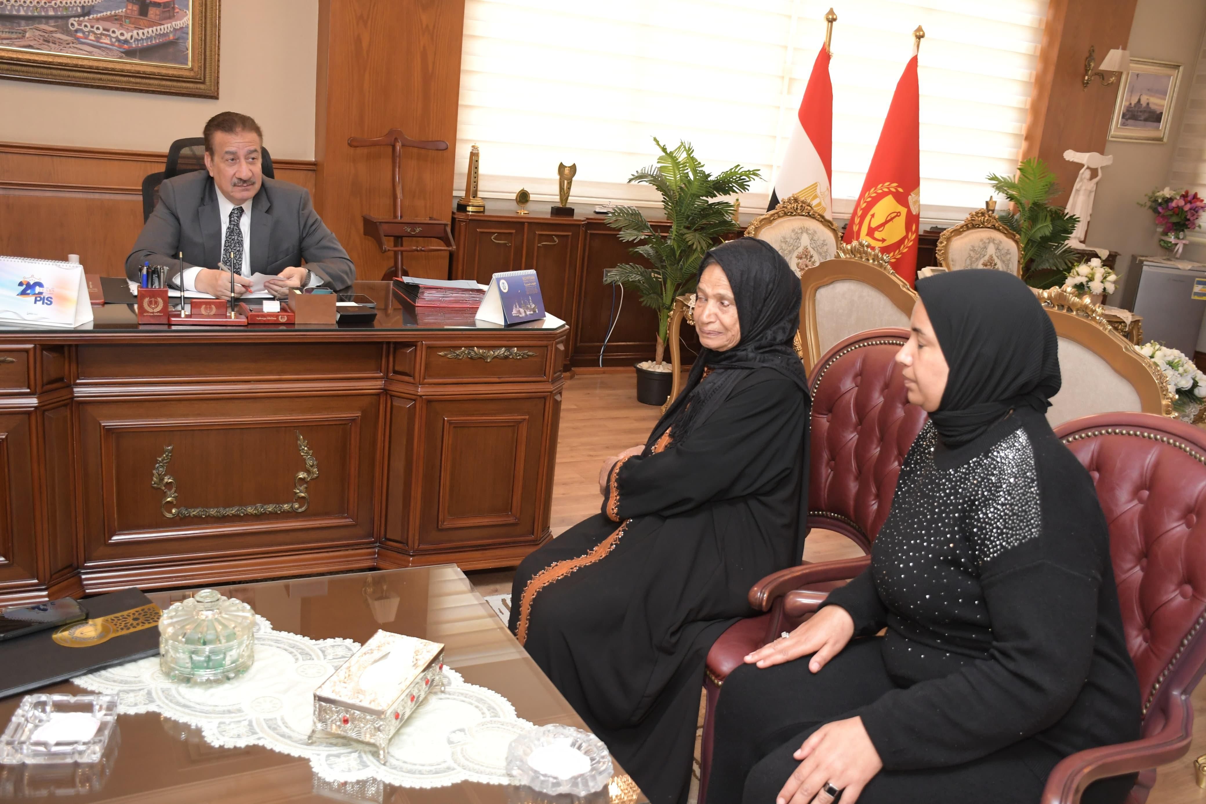 السيدة وفاء بمكتب المحافظ السيدة وفاء بمكتب المحافظ