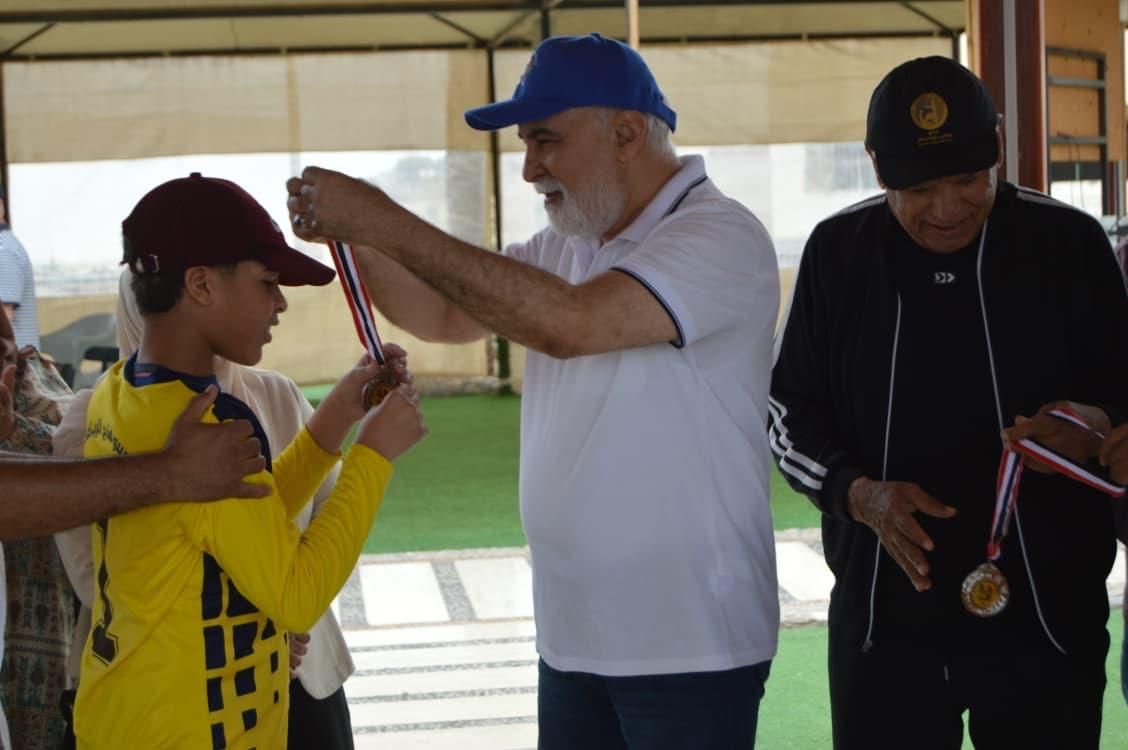 الفنان طارق الدسوقي يكرم احد الاطفال الفنان طارق الدسوقي يكرم احد الاطفال