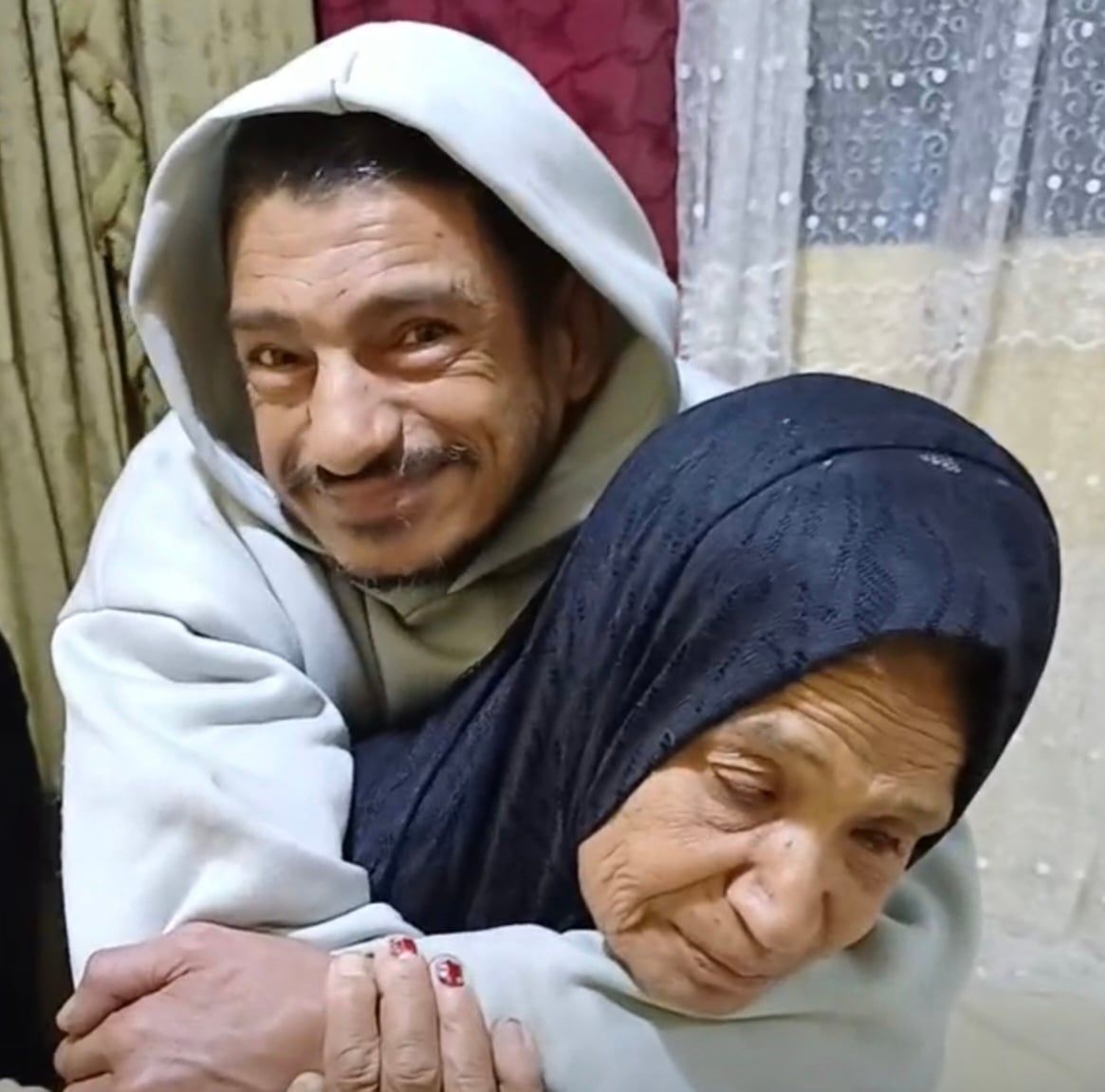 الابن مع والدته الابن مع والدته