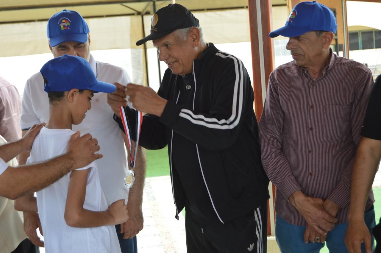 الفنان فتوح احمد يكرم الفائزين من أطفال التوحد الفنان فتوح احمد يكرم الفائزين من أطفال التوحد