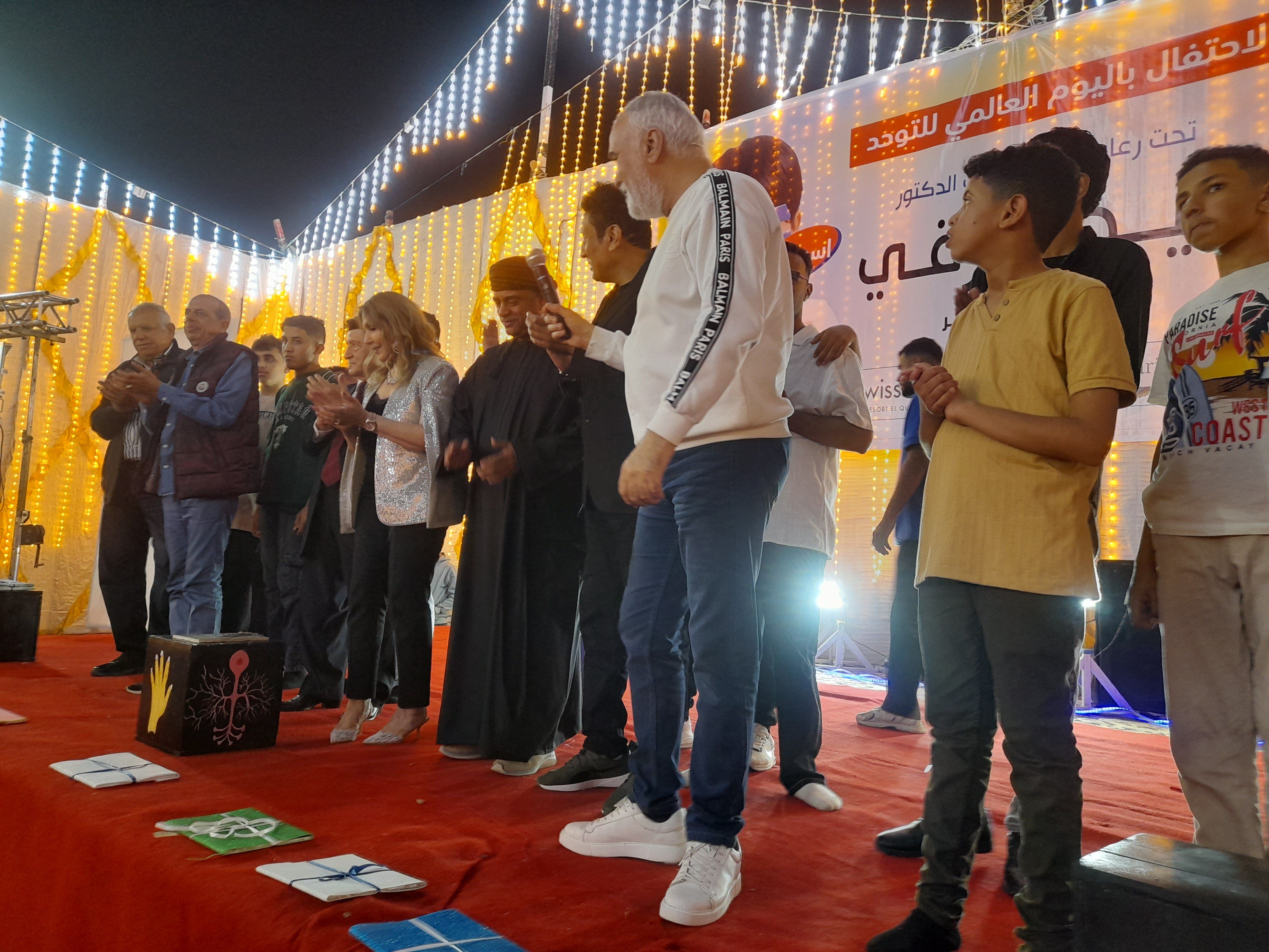 الفنانين مع أطفال التوحد الفنانين مع أطفال التوحد