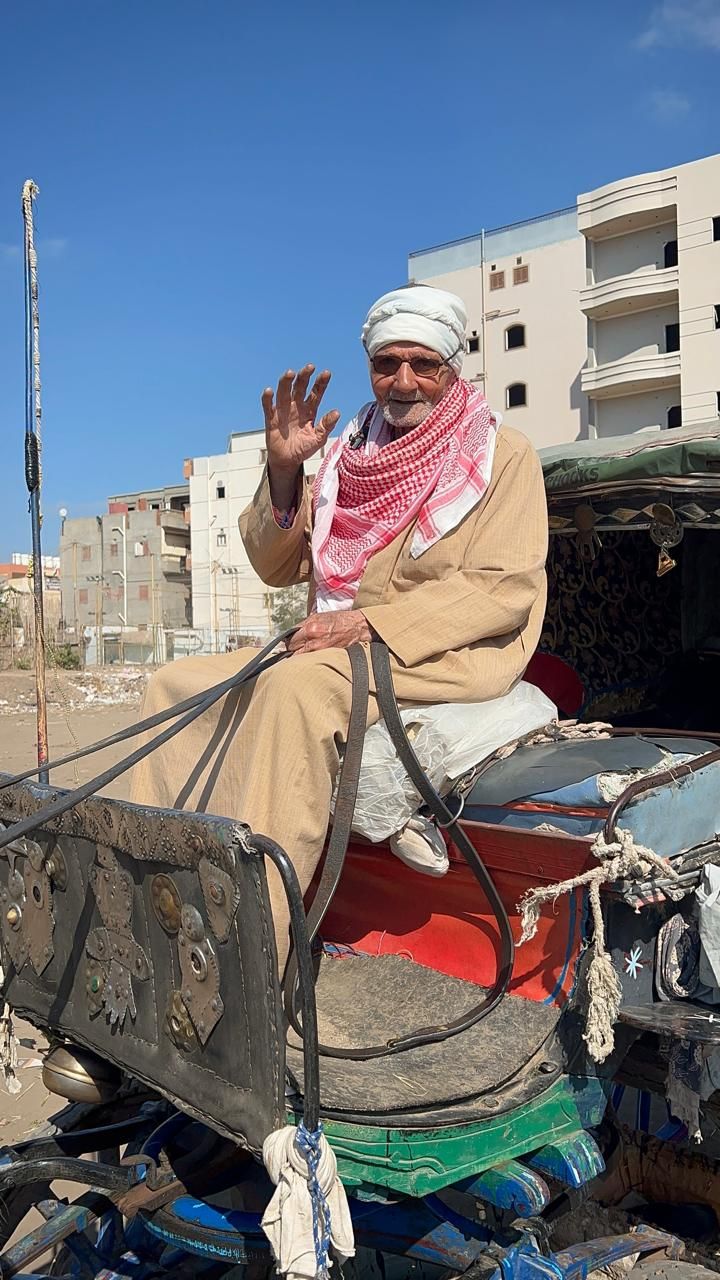 سعادة عم بركات أثناء خروجه للشارع بحنطوره سعادة عم بركات أثناء خروجه للشارع بحنطوره
