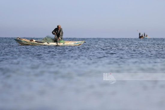 صياد فلسطينى فى بحر غزة صياد فلسطينى فى بحر غزة