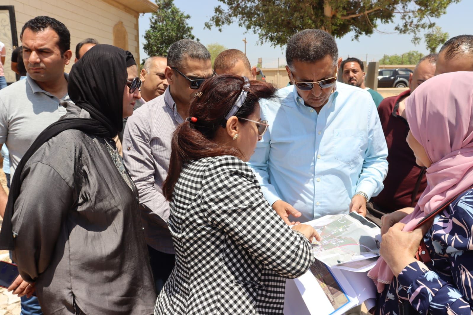 محافظ القليوبية خلال الإطلاع على المخطط محافظ القليوبية خلال الإطلاع على المخطط