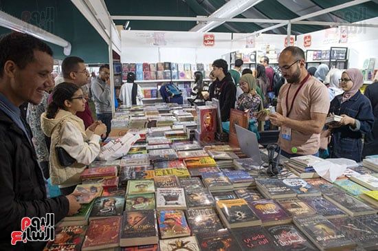 توافد الزوار على معرض الكتبا بالرباط توافد الزوار على معرض الكتبا بالرباط