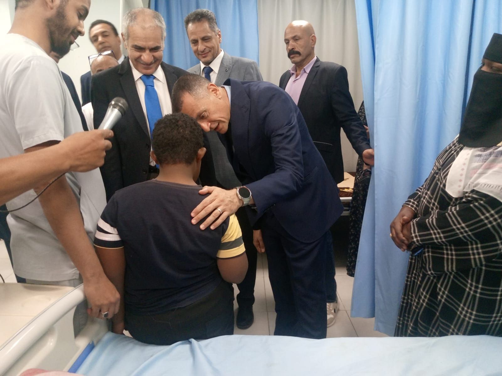 محافظ أسوان يتحدث مع المرضى محافظ أسوان يتحدث مع المرضى
