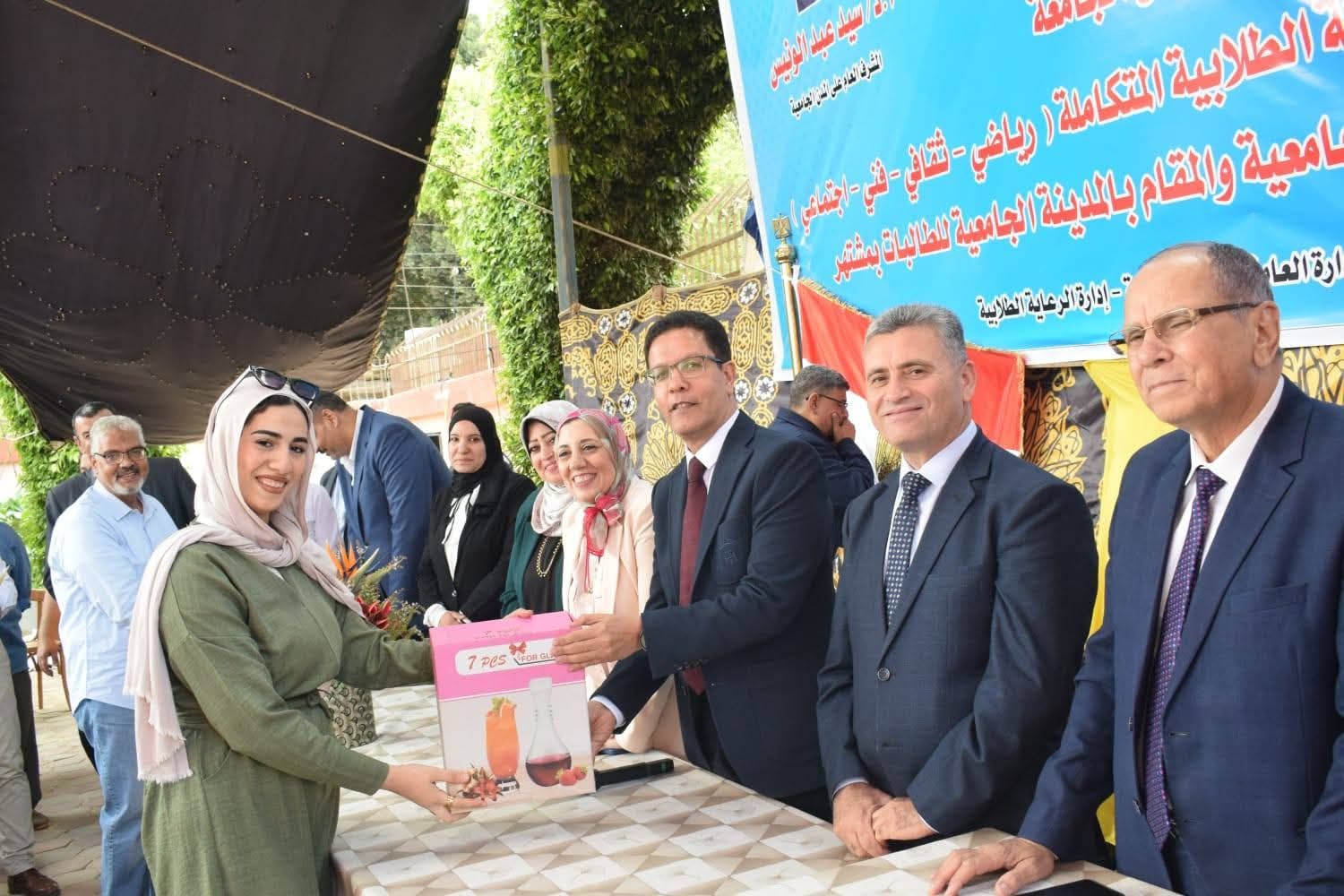 خلال تكريم الطلاب المتميزين خلال تكريم الطلاب المتميزين