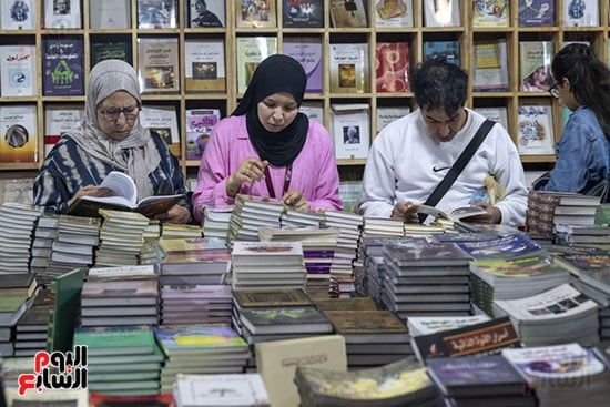 الزوار يتفقدون الكتب الزوار يتفقدون الكتب