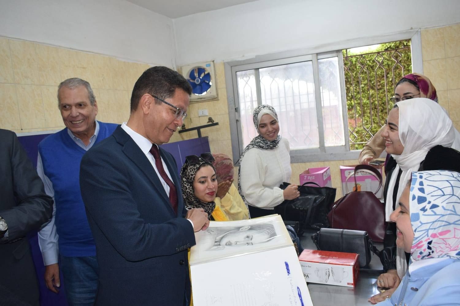 خلال لقاءه مع طالبات الجامعة خلال لقاءه مع طالبات الجامعة