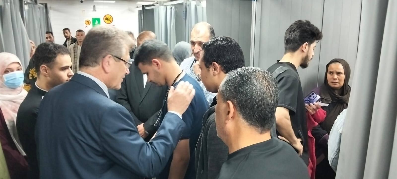 أثناء تفقد اقسام الاستقبال والطوارئ أثناء تفقد اقسام الاستقبال والطوارئ