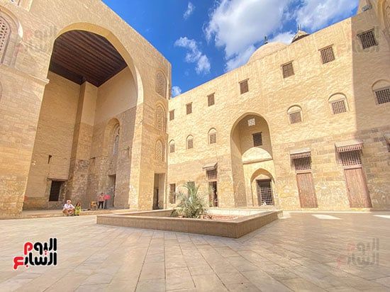 ومدرسة للتعليم، وقبة للدفن ومدرسة للتعليم، وقبة للدفن