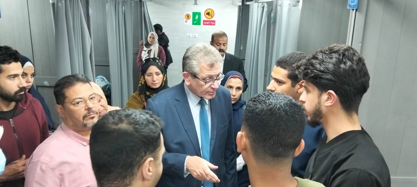 عميد طب بنها خلال الجولة بالاستقبال والطوارئ عميد طب بنها خلال الجولة بالاستقبال والطوارئ