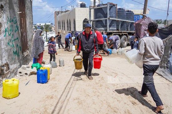 يواصل آلاف النازحين رحلة البحث عن المياه يواصل آلاف النازحين رحلة البحث عن المياه