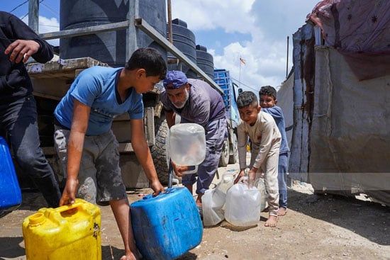 أزمة المياه فى منطقة المواصي غرب خان يونس أزمة المياه فى منطقة المواصي غرب خان يونس