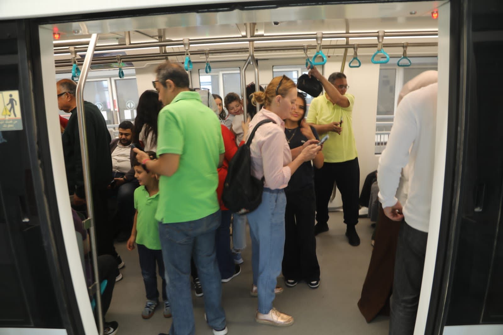 إقبال جماهيرى كبير على المونوريل إقبال جماهيرى كبير على المونوريل