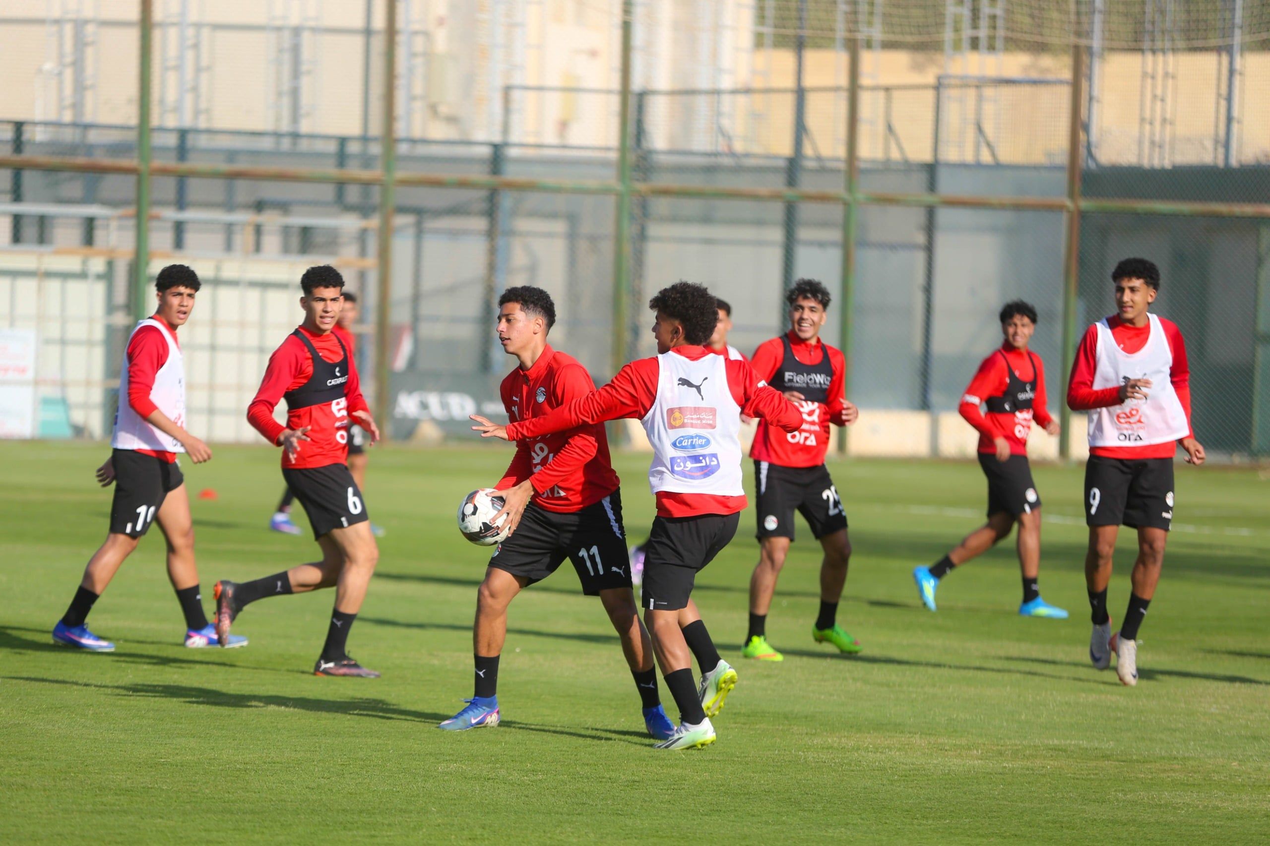 الاعبون يؤدون تدريباتهم بجدية الاعبون يؤدون تدريباتهم بجدية