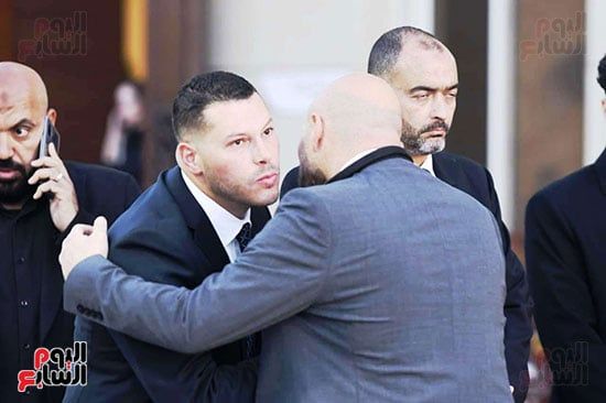 أبن الفنان هانى شاكر يتلقى العزاء أبن الفنان هانى شاكر يتلقى العزاء