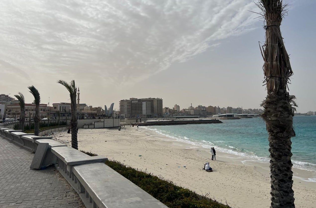 شاطئ مطروح العام هو الاقرب من وسط المدينة شاطئ مطروح العام هو الاقرب من وسط المدينة