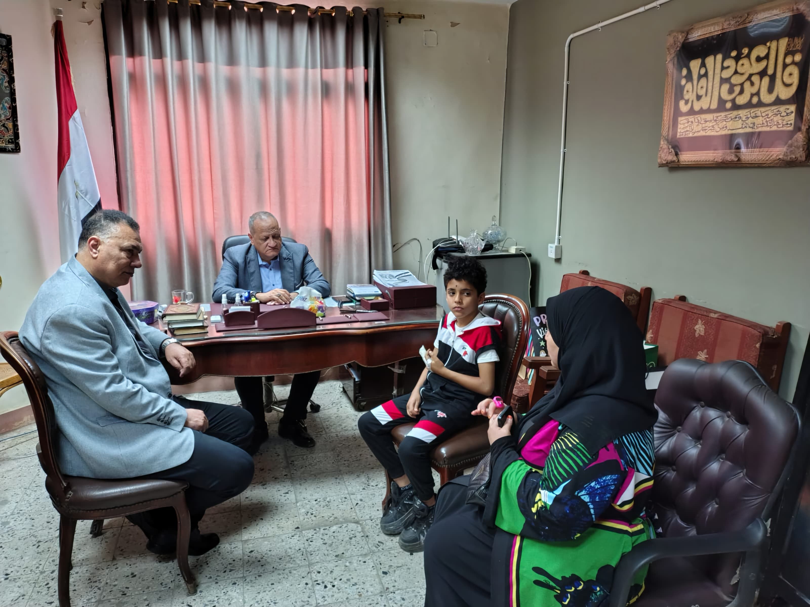 والدة الطالب يوسف بمكتب وكيل للوزارة والدة الطالب يوسف بمكتب وكيل للوزارة
