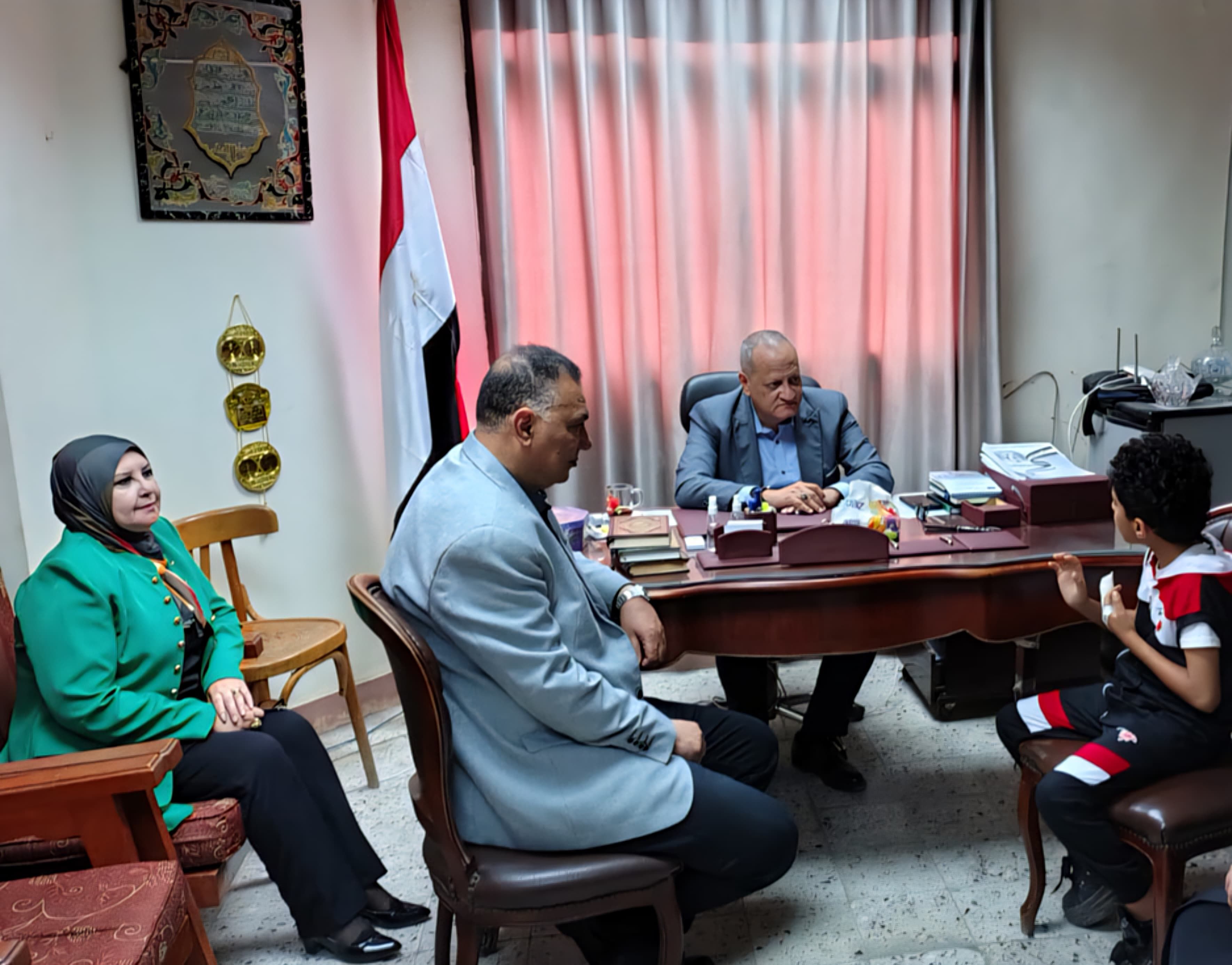 وكؤل الوزارة يستمع ل الطالب يوسف وكؤل الوزارة يستمع ل الطالب يوسف