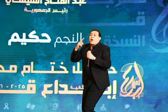 حكيم على مسرح التكريم حكيم على مسرح التكريم