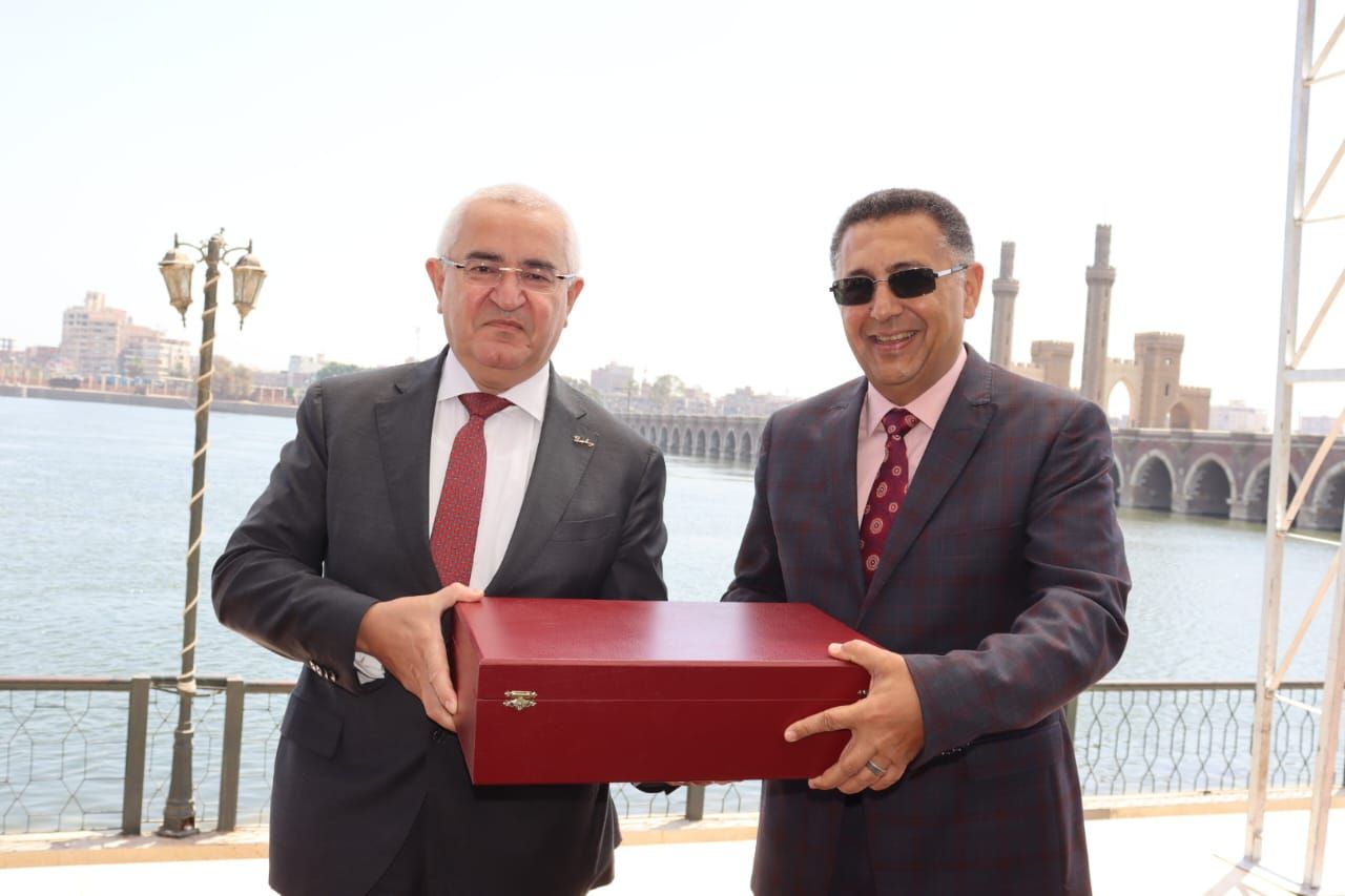 تبادل الهدايا التذكارية تبادل الهدايا التذكارية