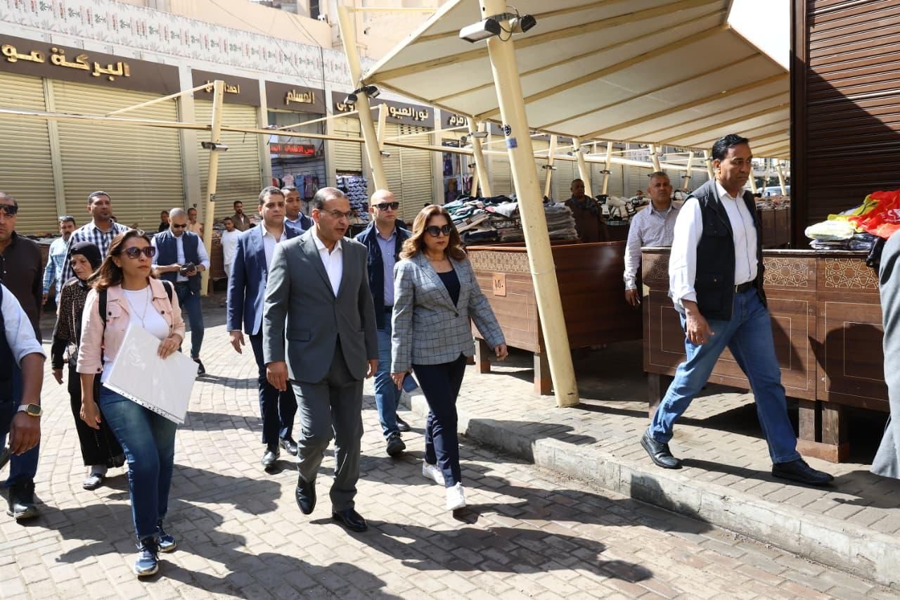 وزيرة التنمية المحلية والبيئة ومحافظ القاهرة يتفقدا أعمال تطوير المرحلة الثانية من سوق العتبة (4) وزيرة التنمية المحلية والبيئة ومحافظ القاهرة يتفقدا أعمال تطوير المرحلة الثانية من سوق العتبة (4)