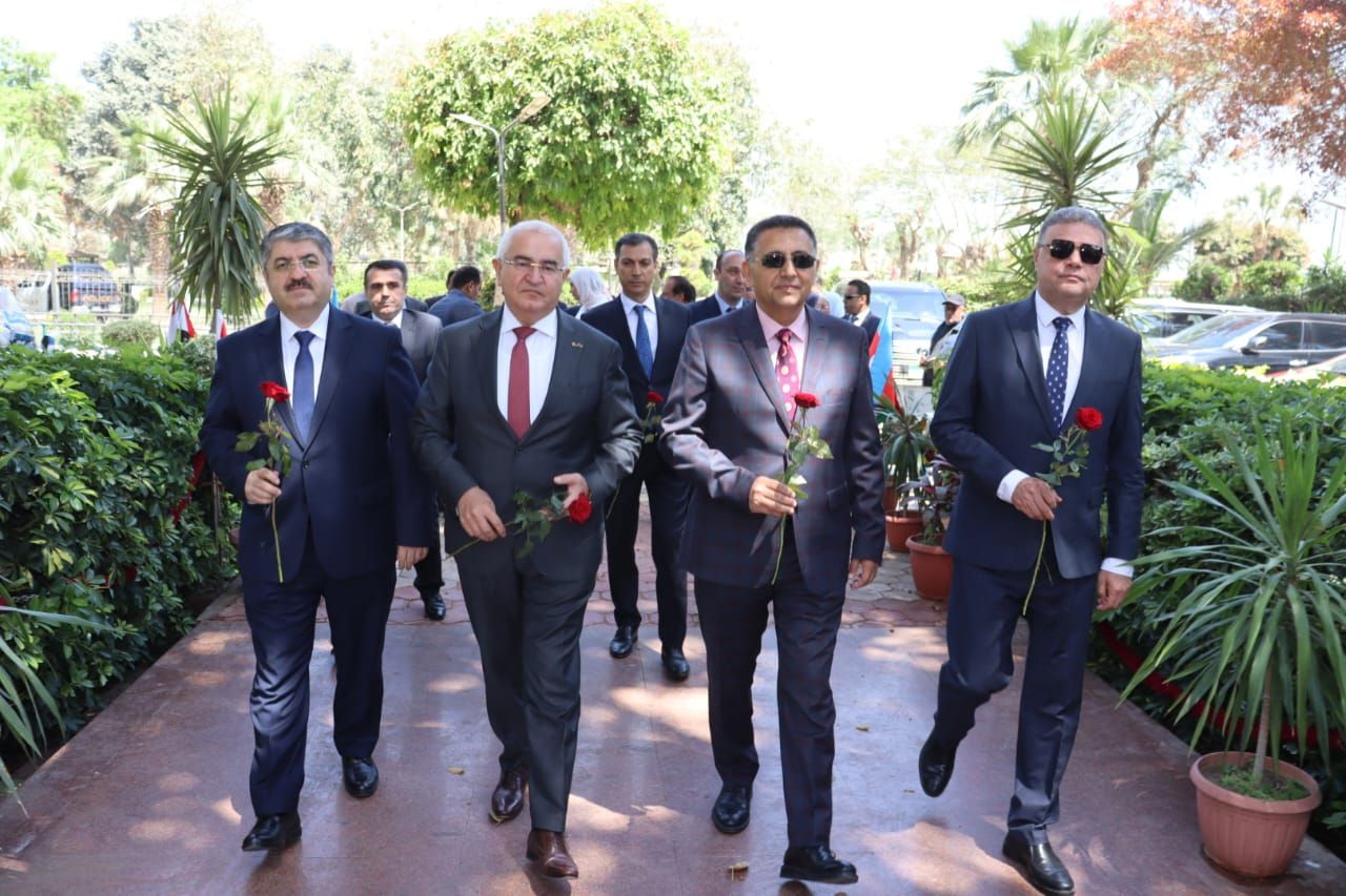 وضع الزهور على تمثال الزعيم الراحل وضع الزهور على تمثال الزعيم الراحل