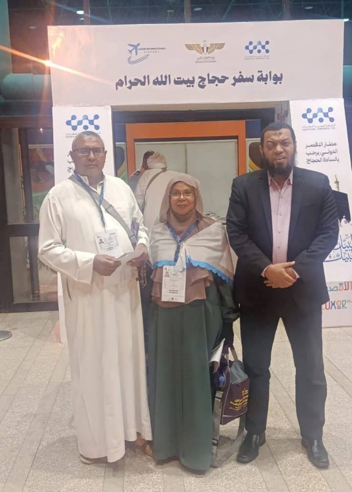لحظات السعادة قبل سفر الحجاج إلى الأراضي المقدسة لحظات السعادة قبل سفر الحجاج إلى الأراضي المقدسة