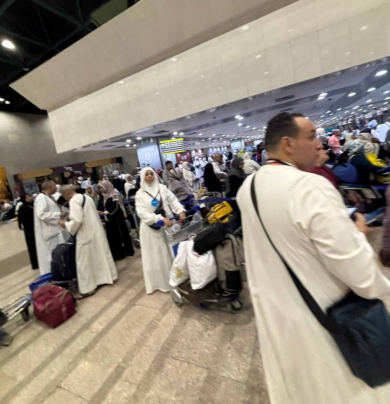 الحجاج خلال التجهيز للسفر إلى بيت الله الحرام بالأقصر الحجاج خلال التجهيز للسفر إلى بيت الله الحرام بالأقصر