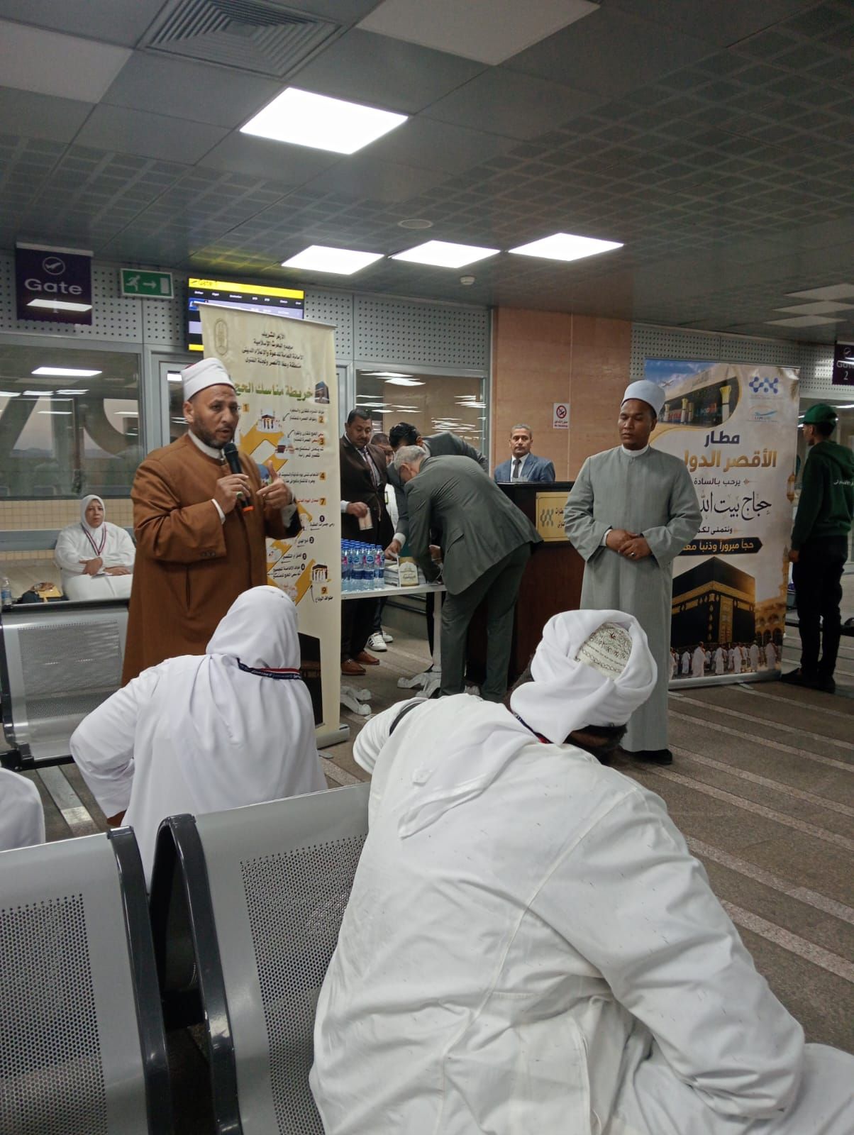 وعظ الأقصر بالأزهر تقدم قوافل توعوية لحجاج بيت الله في مطار الأقصر وعظ الأقصر بالأزهر تقدم قوافل توعوية لحجاج بيت الله في مطار الأقصر