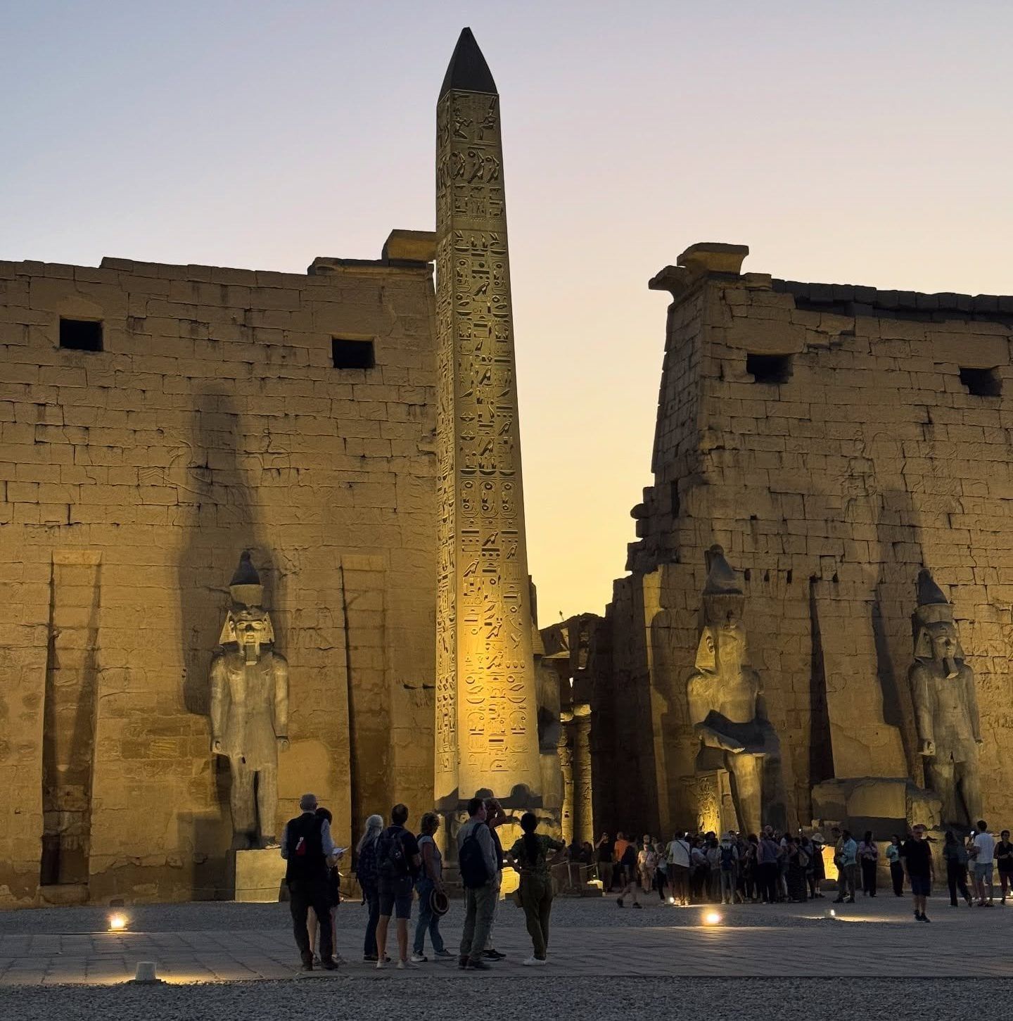 الأفواج السياحية تسمتع صباحاً ومساءاً بين أروقة معبد الأقصر