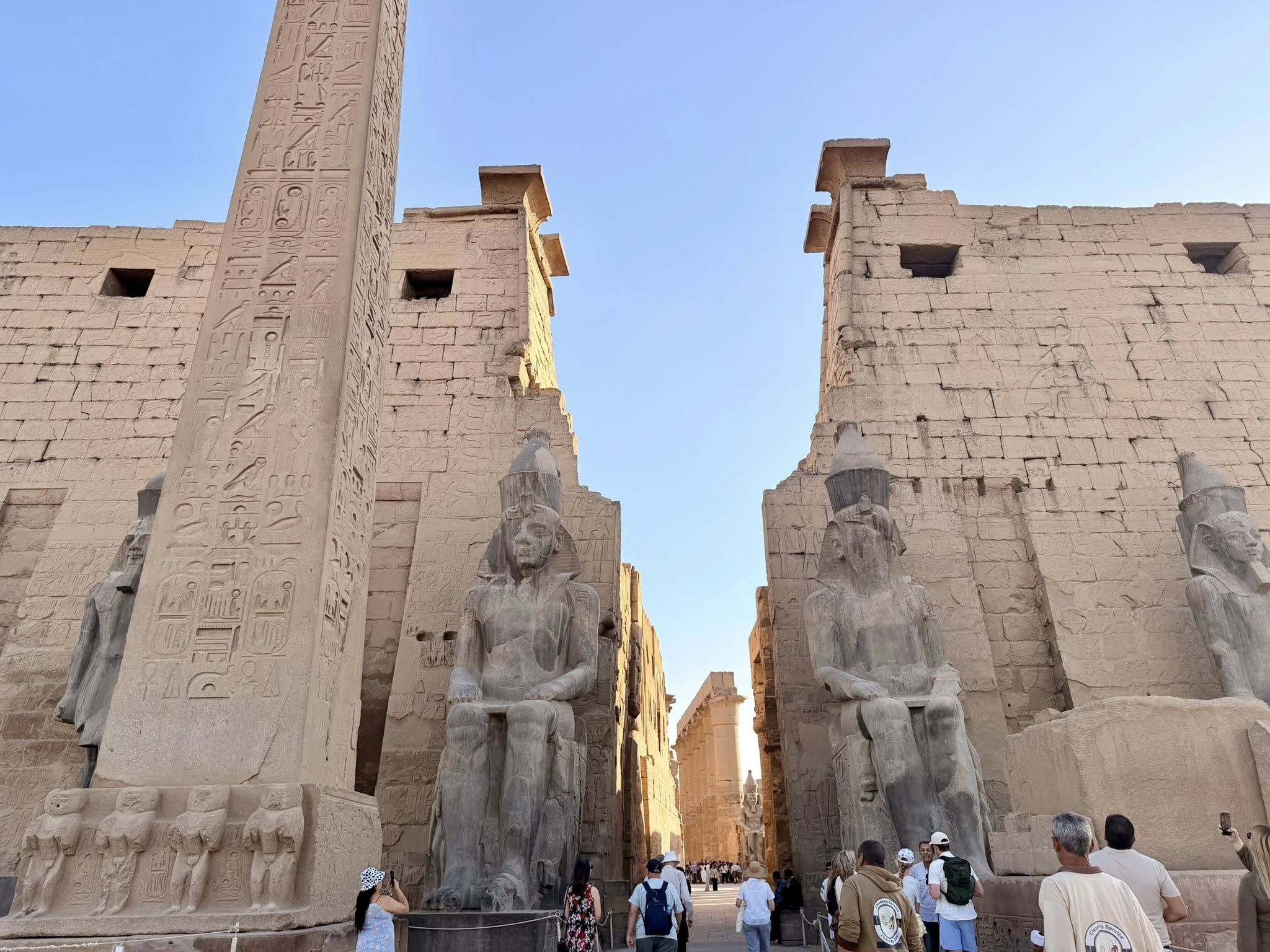 استمتاع الأجانب فى قلب معبد الأقصر