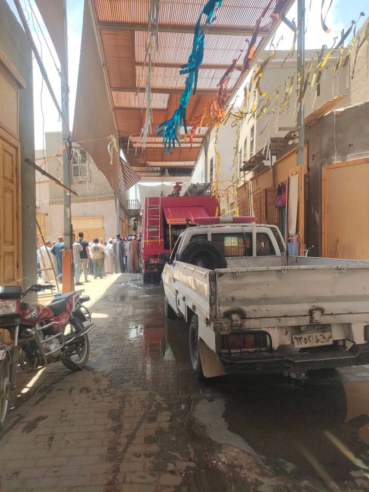 السيطرة على حريق محدود في محل داخل السوق السياحى القديم بمدينة إسنا السيطرة على حريق محدود في محل داخل السوق السياحى القديم بمدينة إسنا