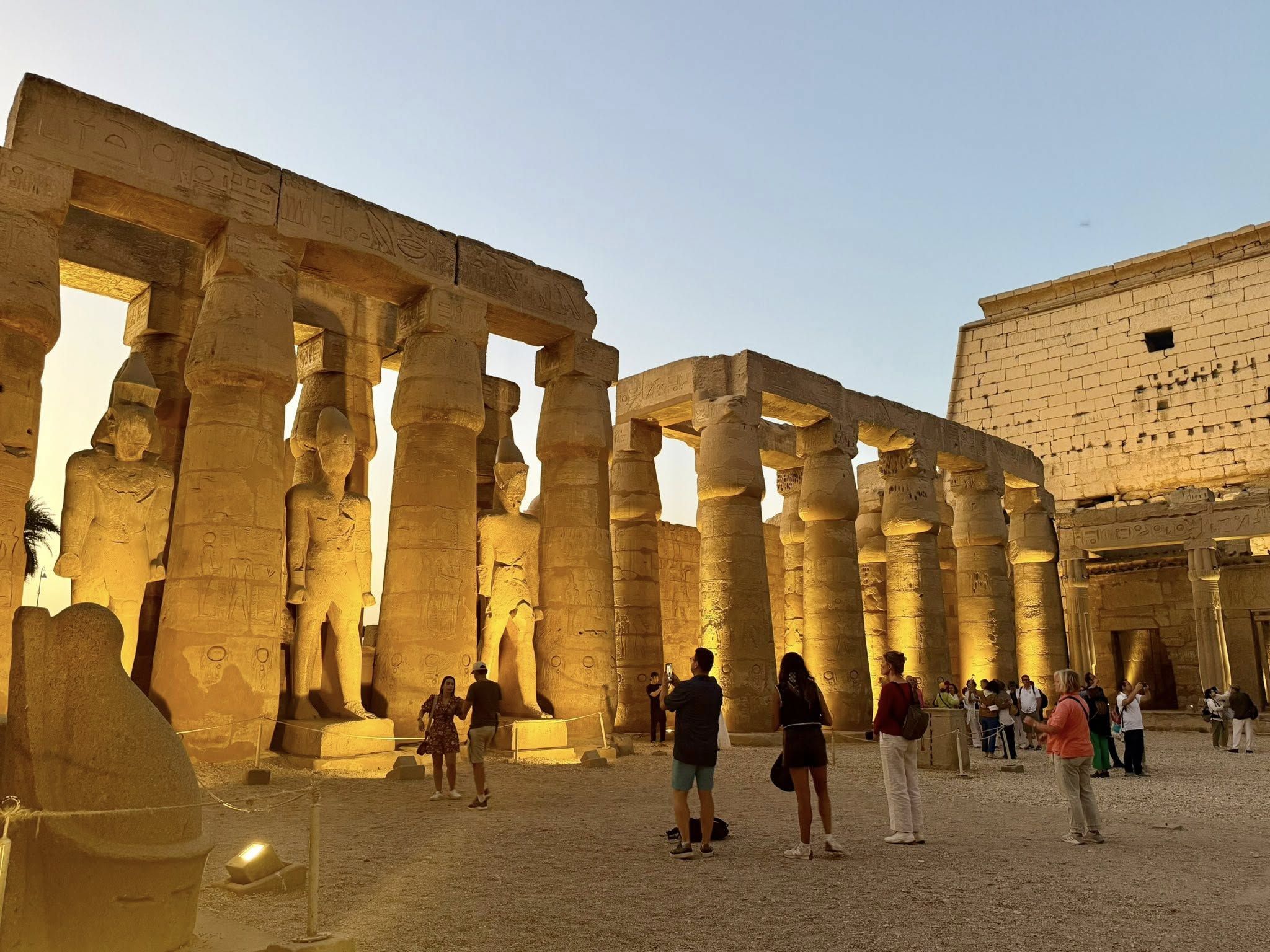 جانب من الإقبال السياحى داخل معبد الأقصر