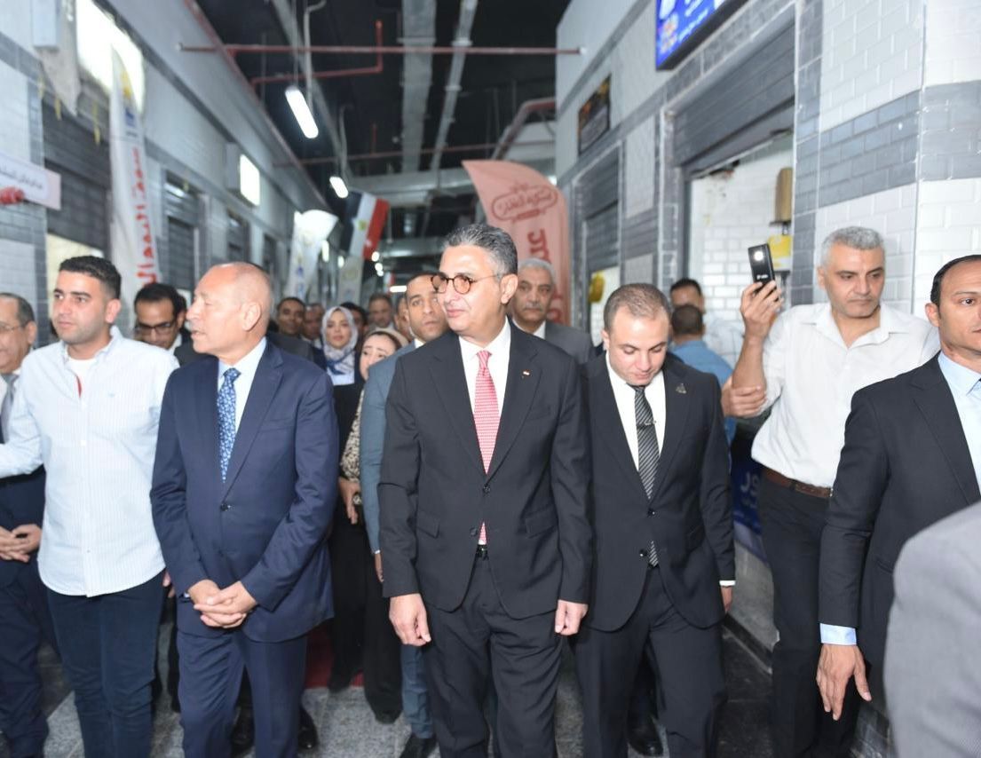 وزير التموين ومحافظ القاهرة خلال الافتتاح وزير التموين ومحافظ القاهرة خلال الافتتاح