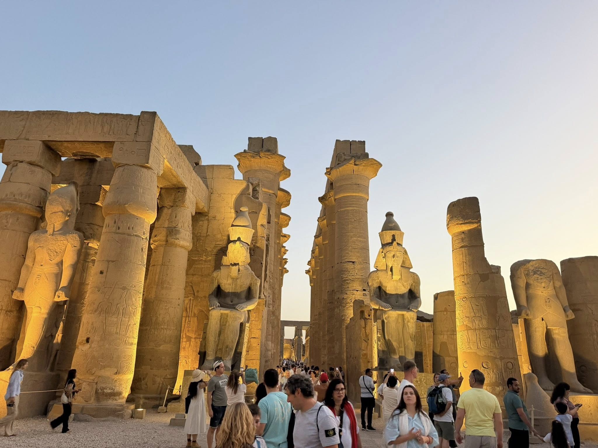 جانب من الإقبال السياحي الليلي داخل معبد الأقصر