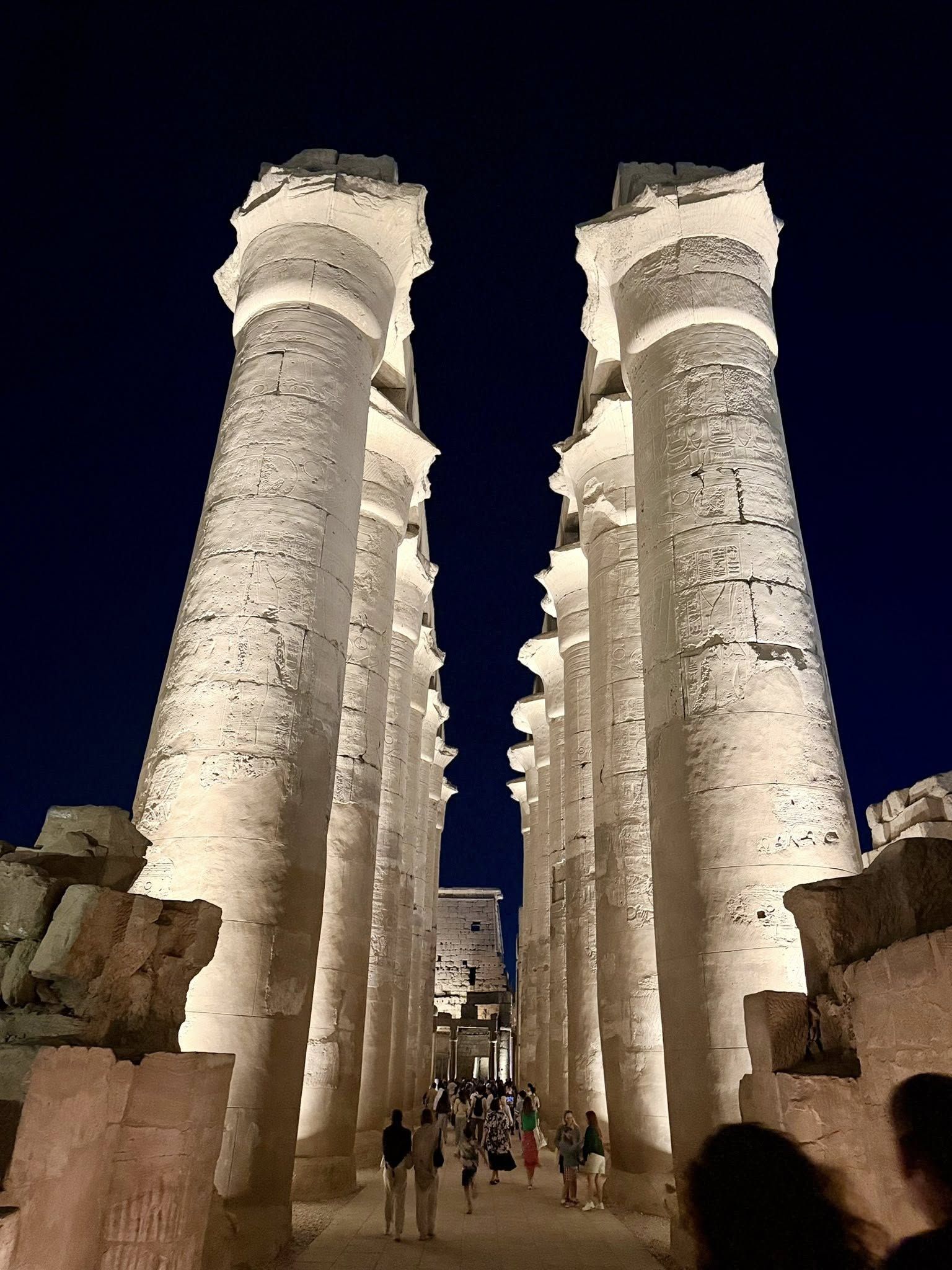 التوافد السياحي المسائي فى معبد الأقصر