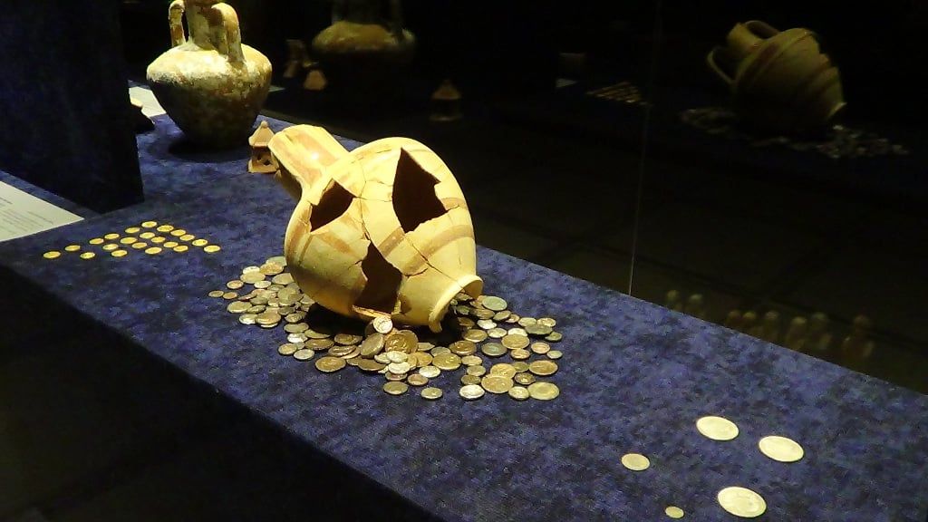 كنوز تاريخية داخل متحف اثار مطروح كنوز تاريخية داخل متحف اثار مطروح