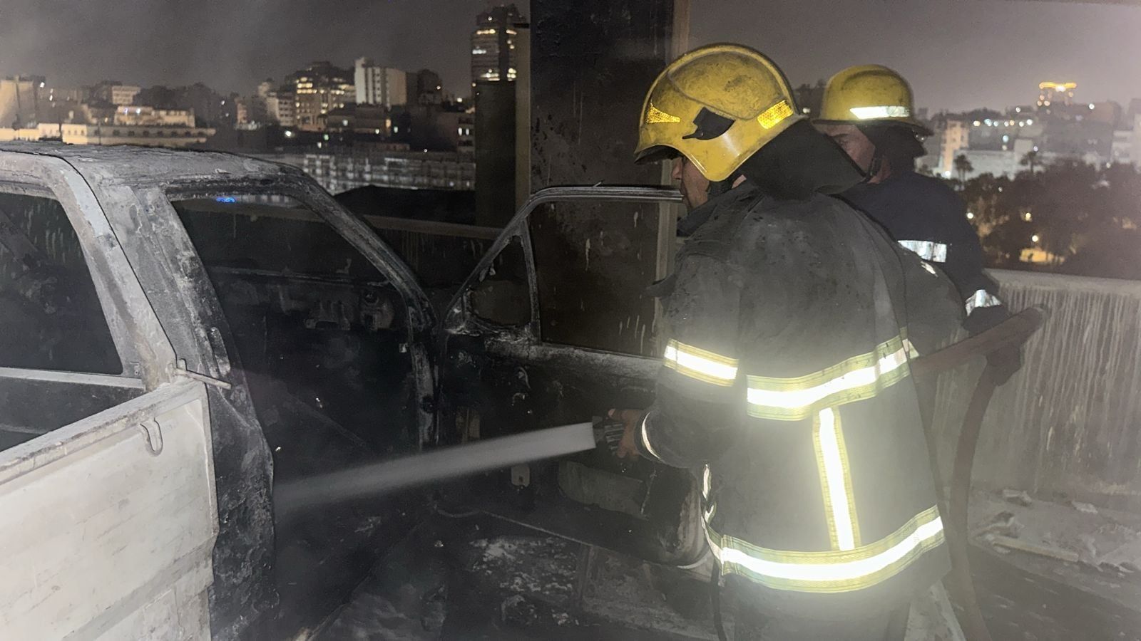 السيطرة على حريق سيارة نقل داخل جراج العتبة (3) السيطرة على حريق سيارة نقل داخل جراج العتبة (3)