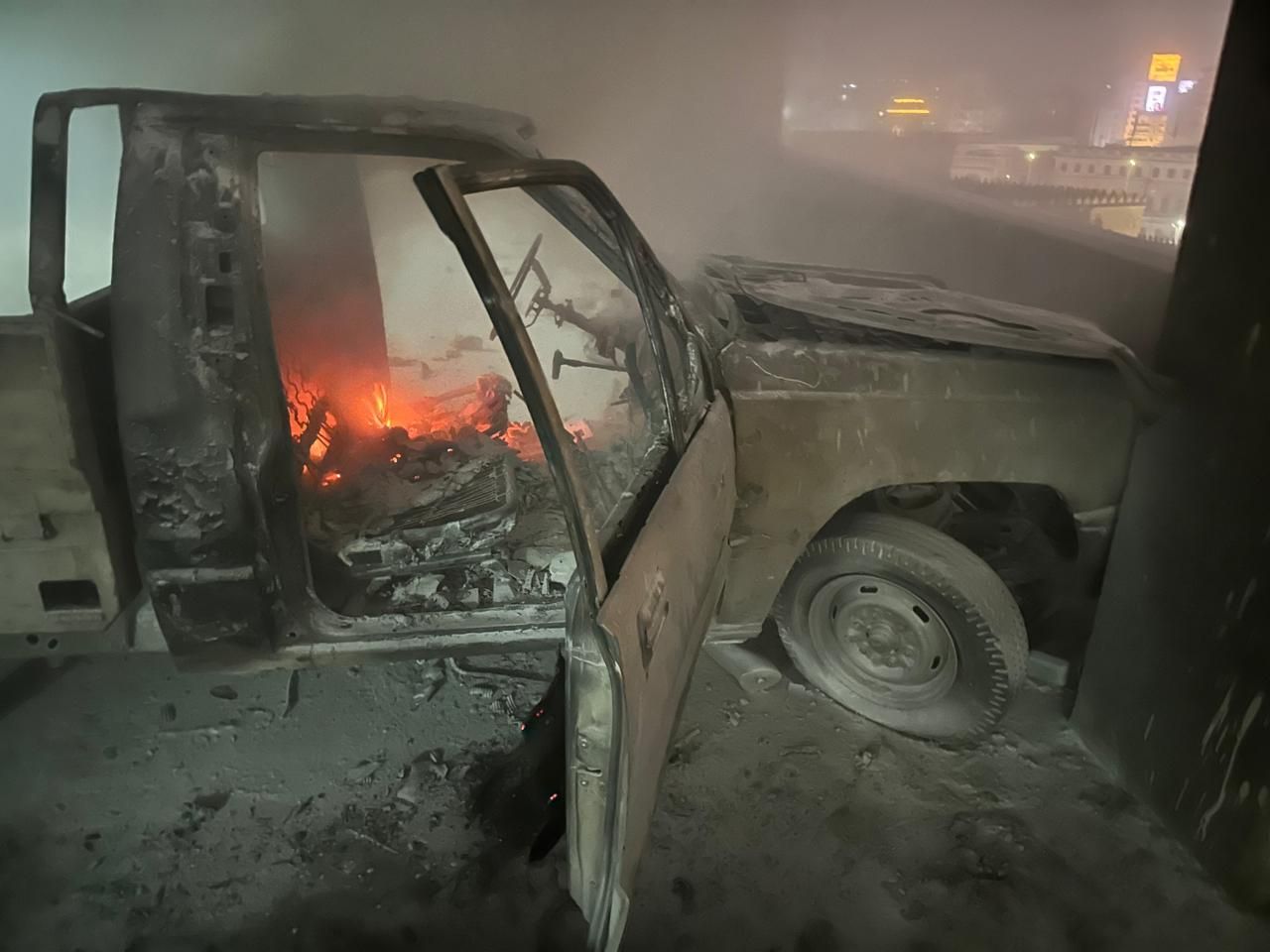 السيطرة على حريق سيارة نقل داخل جراج العتبة (4) السيطرة على حريق سيارة نقل داخل جراج العتبة (4)