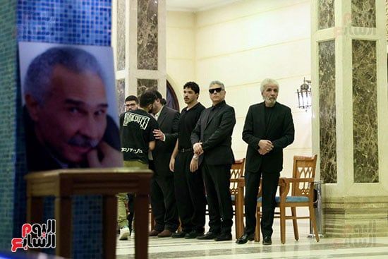 الفنان مفيد عاشور على عزاء عبد الرحمن أبو زهرة الفنان مفيد عاشور على عزاء عبد الرحمن أبو زهرة