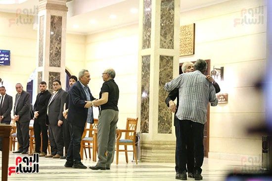 مفيد عاشور يتلقى العزاء من الفنان محمد أبو داود مفيد عاشور يتلقى العزاء من الفنان محمد أبو داود