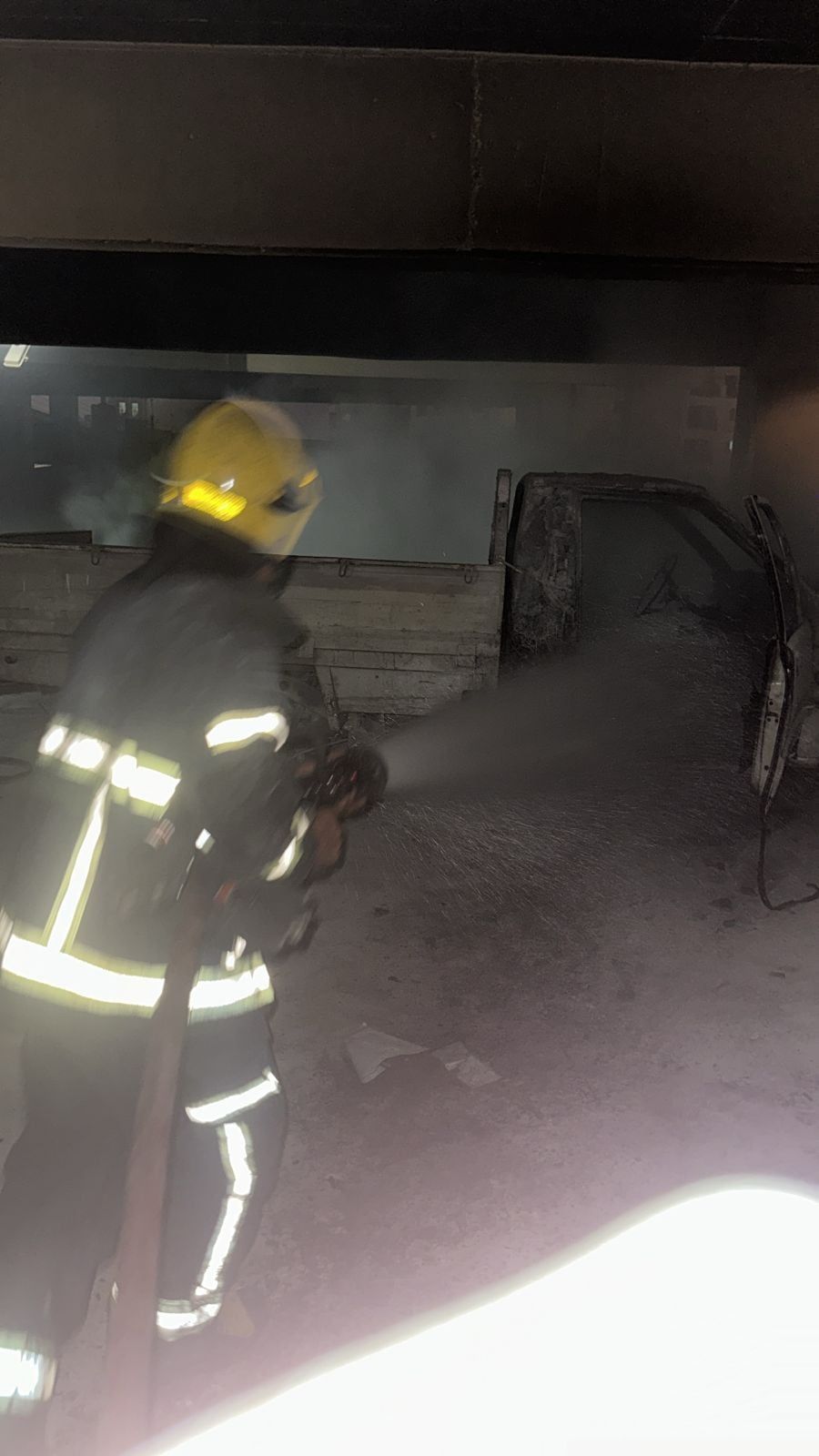 السيطرة على حريق سيارة نقل داخل جراج العتبة (1) السيطرة على حريق سيارة نقل داخل جراج العتبة (1)