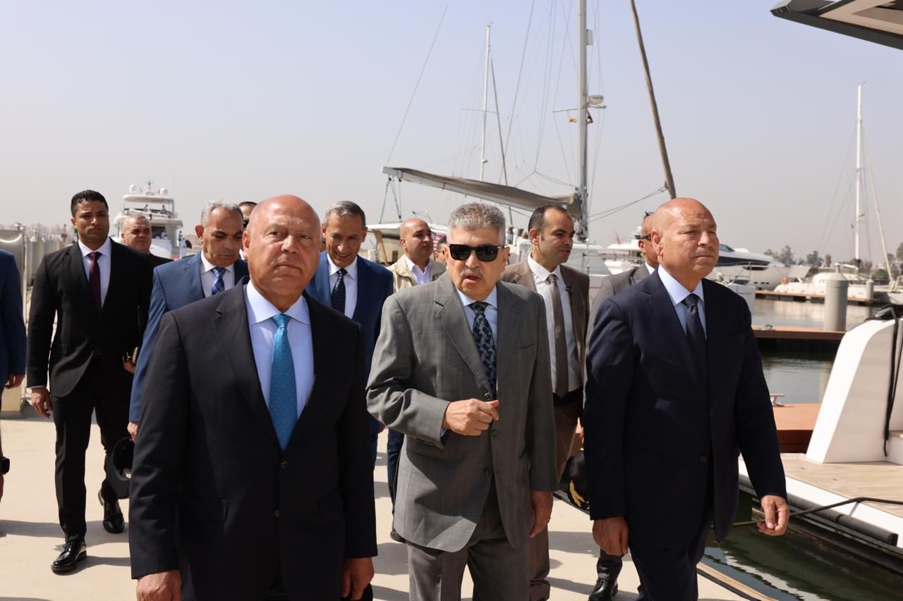توقيع عقد بناء 5 أتوبيسات تعمل بالدفع الكهربائي (2)