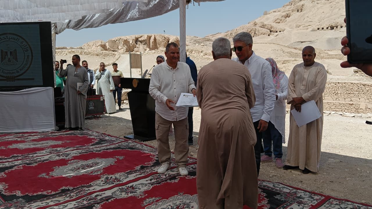 وزير السياحة يكرم العاملين فى ترميمات مقابر جبانة الخوخة وزير السياحة يكرم العاملين فى ترميمات مقابر جبانة الخوخة