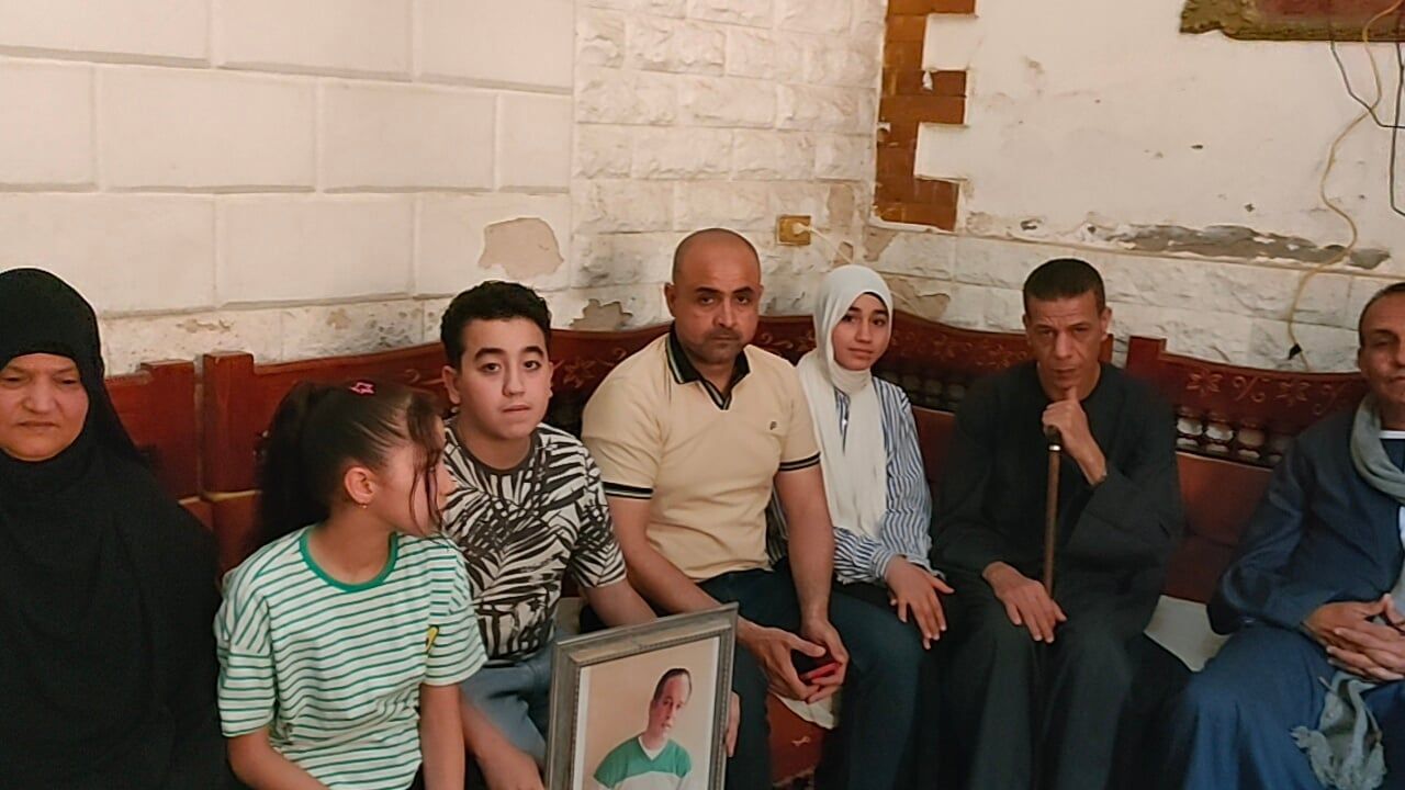 أبنائه وأصدقائه أبنائه وأصدقائه